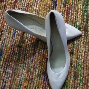 Nine West offwhite leather pumps